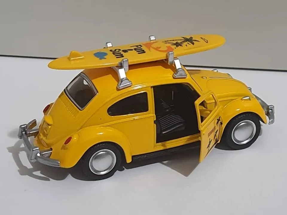 FUSCA METAL COM PRANCHA SURF